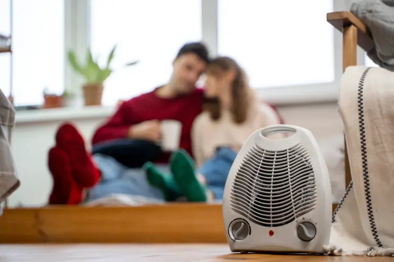 Chauffage d’appoint électrique moderne dans un salon – comparatif 2026