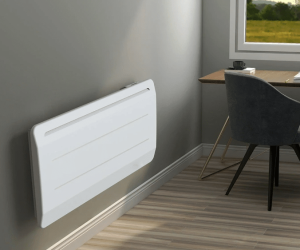 Illustration d’un radiateur à inertie dans une chambre ou un salon, diffusant une chaleur homogène et agréable, symbole de confort durable.