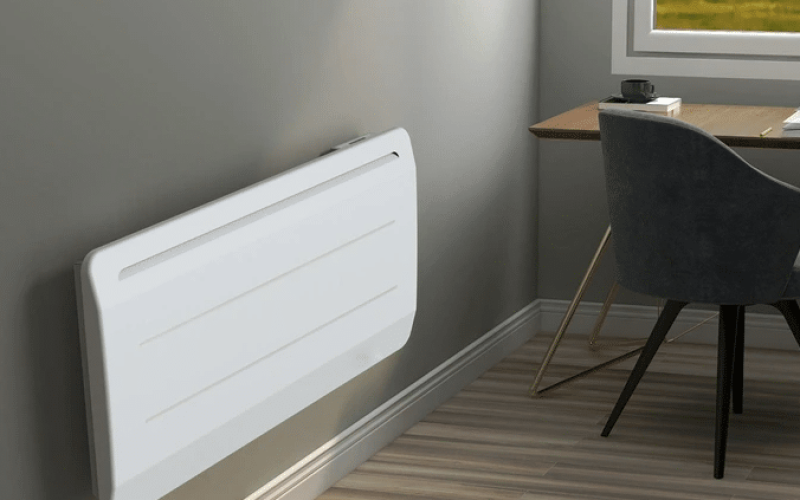 Illustration d’un radiateur à inertie dans une chambre ou un salon, diffusant une chaleur homogène et agréable, symbole de confort durable.